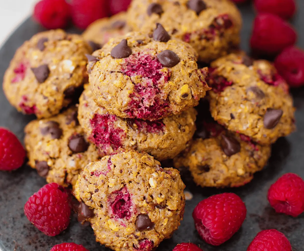 Delicious and healthy raspberry cookies with fresh berries and a golden-brown crust.
