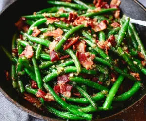 Delicious green beans with crispy bacon, served as a savory side dish.